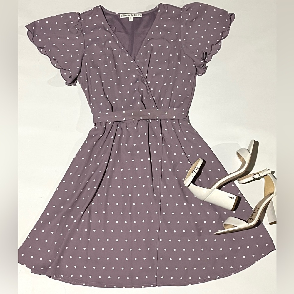Allison & Kelly Size Small Dress with Scalloped Sleeves